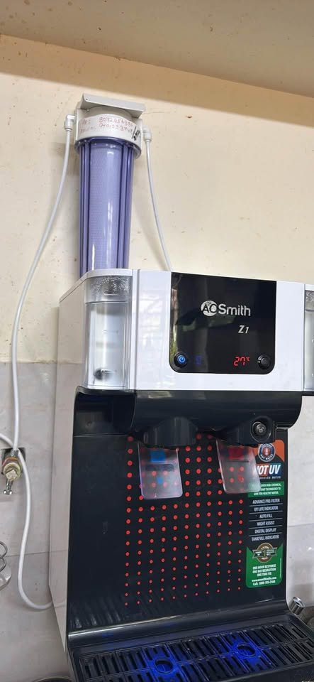 AO Smith Z1 UV water purifier side view with transparent water storage tank