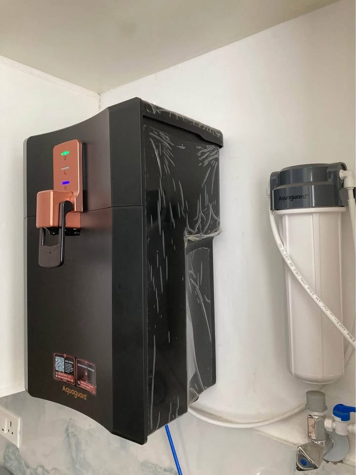 Aquaguard Superio RO+UV Water Purifier featuring a black finish with copper accents, highlighting the side view design